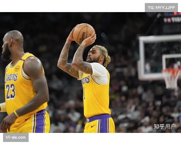 赛后通讯：湖人客场憾负国王，浓眉赛后坦言球队在协防与低位单人防守的平衡上出现犹豫